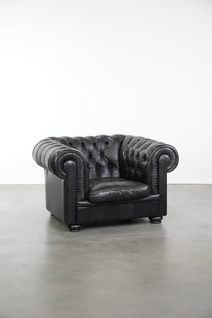 Zwarte Chesterfield fauteuil gemaakt van rundleer, Huis en Inrichting, Fauteuils, Ophalen, Gebruikt, ., Chesterfield, Vintage