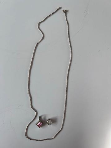 Zilveren ketting met roze & witte steen beschikbaar voor biedingen