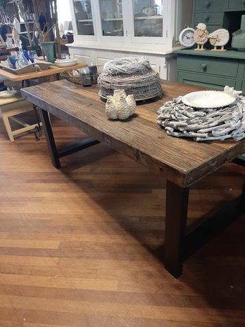 Robuuste oud houten eettafel metalen poten 180 cm beschikbaar voor biedingen