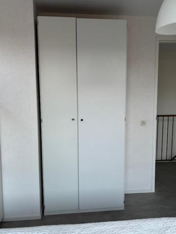 Interlubke kast met 2 dichte deuren en planken. beschikbaar voor biedingen