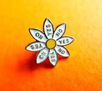 Pin Madelief madeliefje Yes or NO ja of nee *008, Verzamelen, Ophalen of Verzenden, Zo goed als nieuw, Dier of Natuur, Speldje of Pin