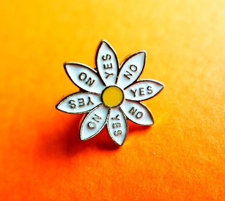 Pin Madelief madeliefje Yes or NO ja of nee *008, Verzamelen, Speldjes, Pins en Buttons, Zo goed als nieuw, Speldje of Pin, Dier of Natuur