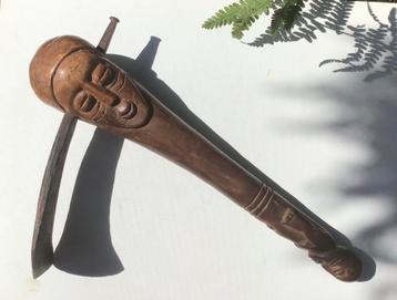 Afrikaanse ceremoniele bijl. beschikbaar voor biedingen
