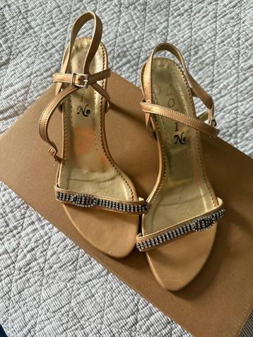 Gouden schoenen maat 37 beschikbaar voor biedingen
