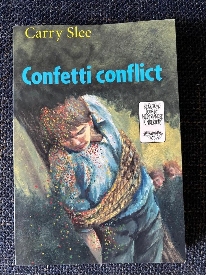Carry Slee : confetti conflict ( paperback ), Boeken, Kinderboeken | Jeugd | 10 tot 12 jaar, Zo goed als nieuw, Ophalen