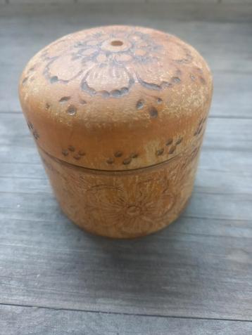 Oud Zweeds bewerkt doosje van hout. beschikbaar voor biedingen