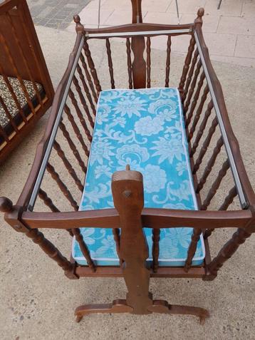 Vintage wieg en ledikant beschikbaar voor biedingen