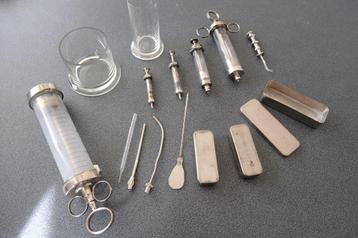 Medische spullen, injectiespuiten, punctienaald, bakjes RVS beschikbaar voor biedingen