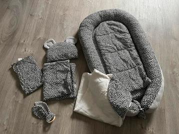 Babynestje met bijpassende accessoires beschikbaar voor biedingen