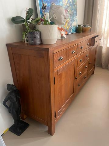 Houten dressoir beschikbaar voor biedingen