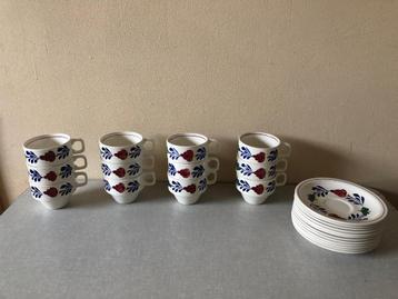 12 NIEUWSTAAT kop en schotels van BOERENBONT beschikbaar voor biedingen