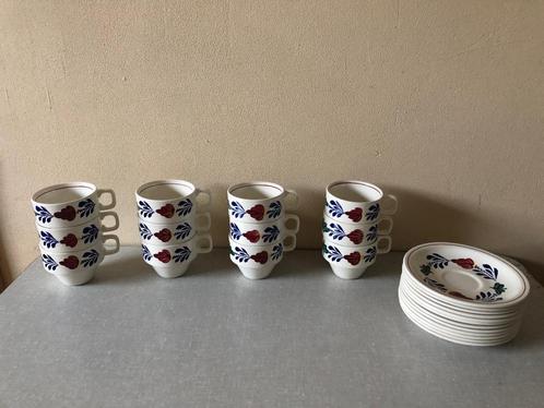 12 NIEUWSTAAT kop en schotels van BOERENBONT, Huis en Inrichting, Keuken | Servies, Zo goed als nieuw, Kop(pen) en/of Schotel(s)