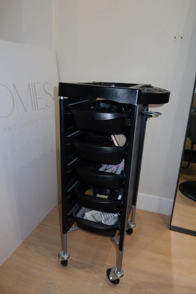 Zwarte kappers werkkar / trolley op wielen, Huis en Inrichting, Woonaccessoires | Wijnrekken, Zo goed als nieuw, Minder dan 50 cm