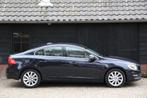 Volvo S60 1.5 T2 Nordic+ Xenon/Parkeersensor v,a/Navigatie/S, Auto's, 4 cilinders, Blauw, 122 pk, Origineel Nederlands