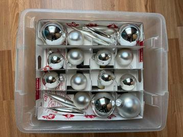 Glazen kerstballen en piek beschikbaar voor biedingen