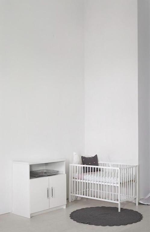 Ledikant en commode, Kinderen en Baby's, Kinderkamer | Bedden, Gebruikt, Minder dan 140 cm, Minder dan 70 cm, Lattenbodem, Matras