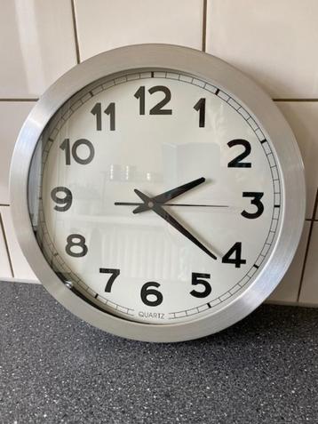 Grote alu wandklok quartz Ø 35,5 cm beschikbaar voor biedingen