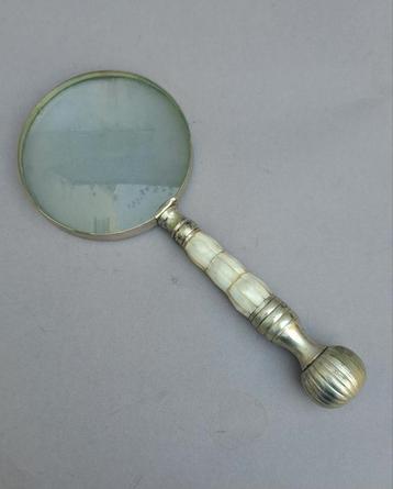 Grote Vintage Vergrootglas Loep met Parelmoer Handvat beschikbaar voor biedingen