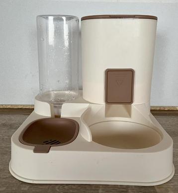 Voer en waterdispenser  beschikbaar voor biedingen