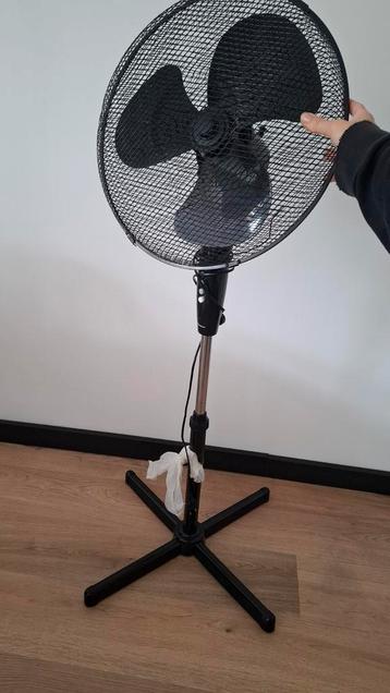 Zwarte Staande Ventilator beschikbaar voor biedingen