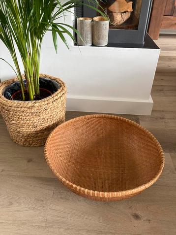 Rotan mand vintage groot beschikbaar voor biedingen