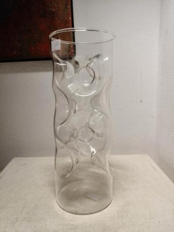 2876 Moderne Glazen Reliëf Cilinder Vaas beschikbaar voor biedingen