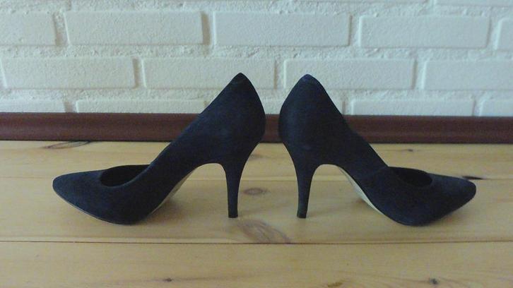 Donkerblauwe nubuck pump - maat 39, Kleding | Dames, Schoenen, Zo goed als nieuw, Pumps, Blauw, Ophalen