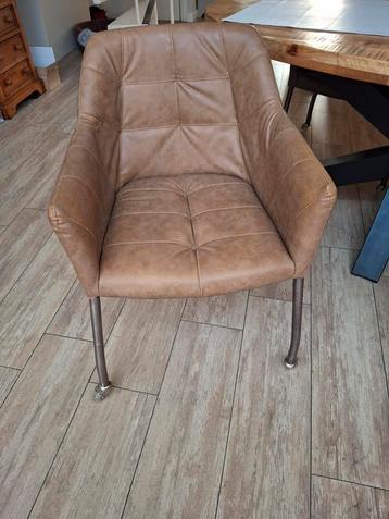 Stijlvolle eetkamerstoelen op wieltjes beschikbaar voor biedingen