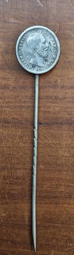 Speld Zilveren dubbeltje WILLEM III beschikbaar voor biedingen