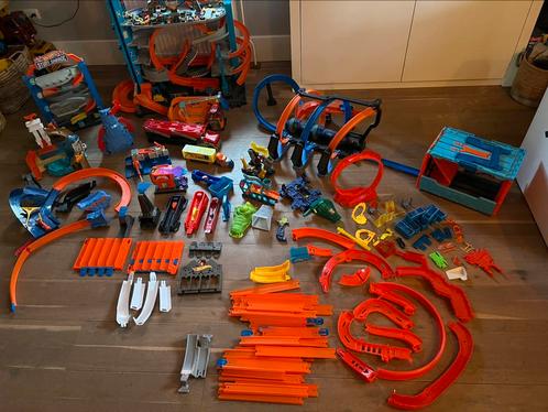 Mega Set Hot Wheels met oa banen, wagens, garages etc, Kinderen en Baby's, Speelgoed | Racebanen, Zo goed als nieuw, Handmatig