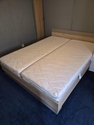 Tweepersoonsbed.  2 vrijwel nieuwe matrassen 80x200 beschikbaar voor biedingen