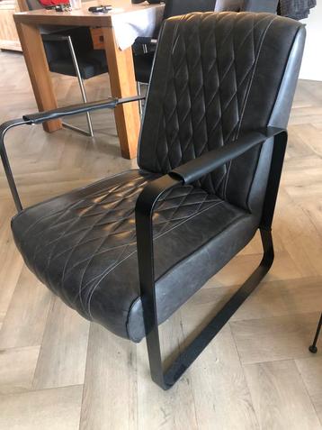Leuke zeer nette leren stoel / fauteuil beschikbaar voor biedingen