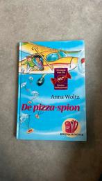 Anna Woltz - De pizza-spion, Boeken, Fictie algemeen, Anna Woltz, Ophalen of Verzenden, Zo goed als nieuw