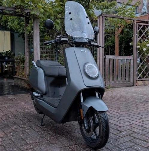 ZEER NETTE Niu n1s Elektrisch Scooter Snor n 1 s n1, Fietsen en Brommers, Scooters | Overige merken, Zo goed als nieuw, Maximaal 25 km/u