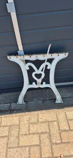 gietijzeren onderstel tafel  en steunen voor stoel, Ophalen