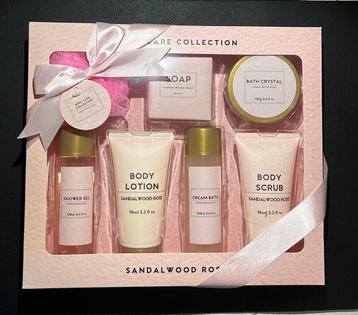  Luxe Sandalwood & Rose Verzorgingsset – Nieuw / Ongebruikt beschikbaar voor biedingen