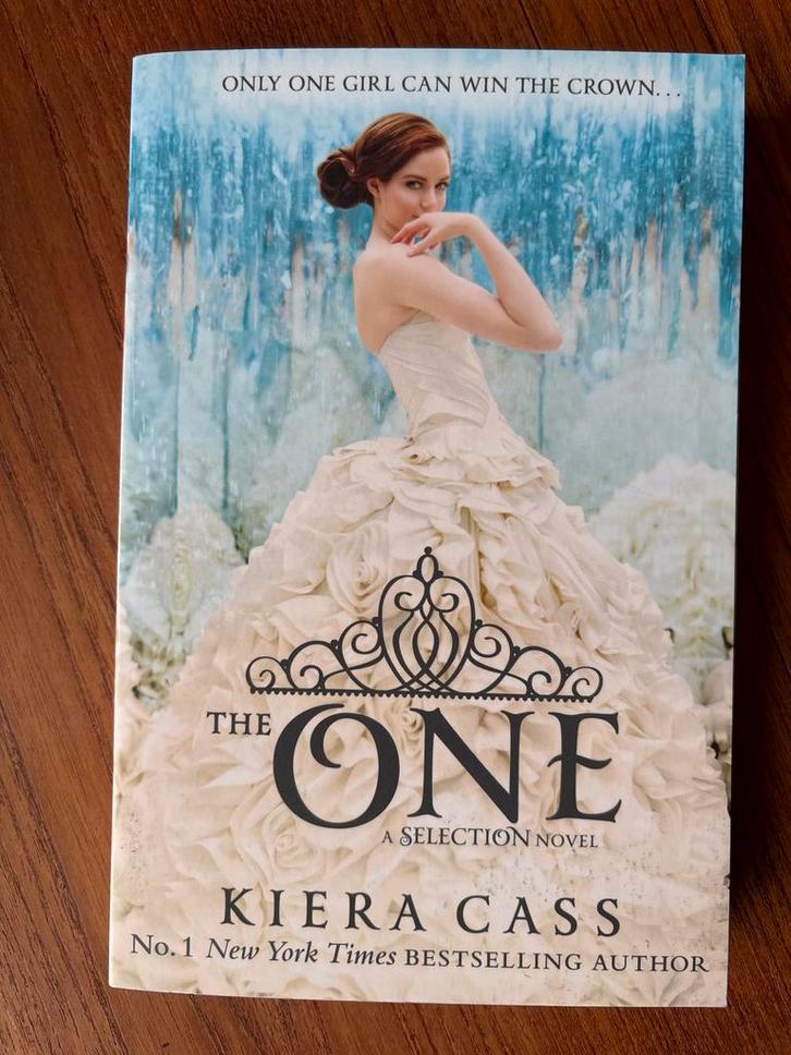 The One - Kiera Cass (Selection Serie), Boeken, Romans, Zo goed als nieuw, Nederland, Ophalen of Verzenden