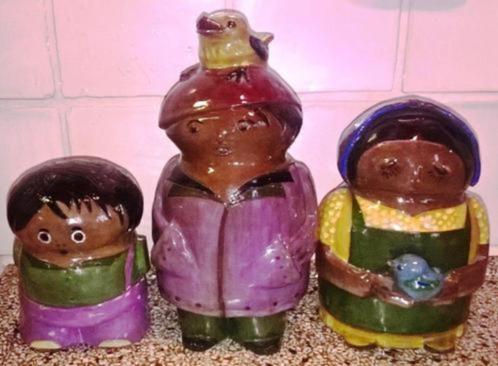 3 Vrolijke Kleurrijke beelden keramiek handgemaakt, Antiek en Kunst, Curiosa en Brocante, Verzenden