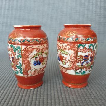 Vintage kavel van 2 Chinese porseleinen mini vaasjes beschikbaar voor biedingen