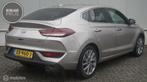 Hyundai i30 Fastback 1.0 T-GDI Premium | Dealeronderhouden, Auto's, Hyundai, Gebruikt, Met garantie (alle), Leder en Stof, Wit