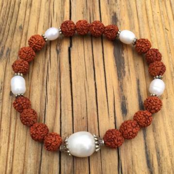 Rudraksha/zoetwaterparel armband handgemaakt in ashram India beschikbaar voor biedingen