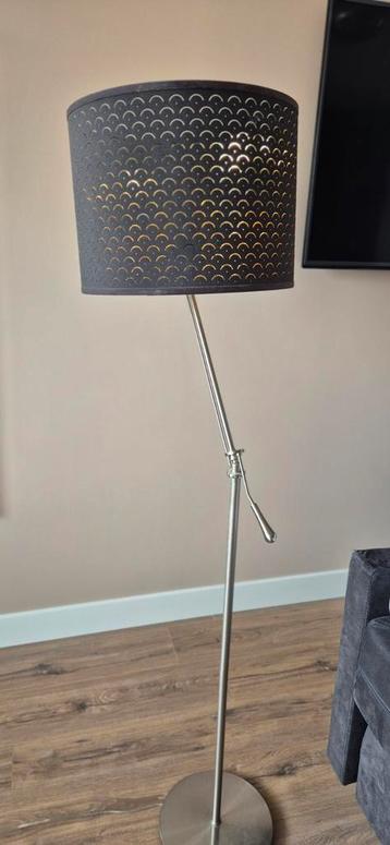 Stijlvolle Vloerlamp met Zwarte Kap