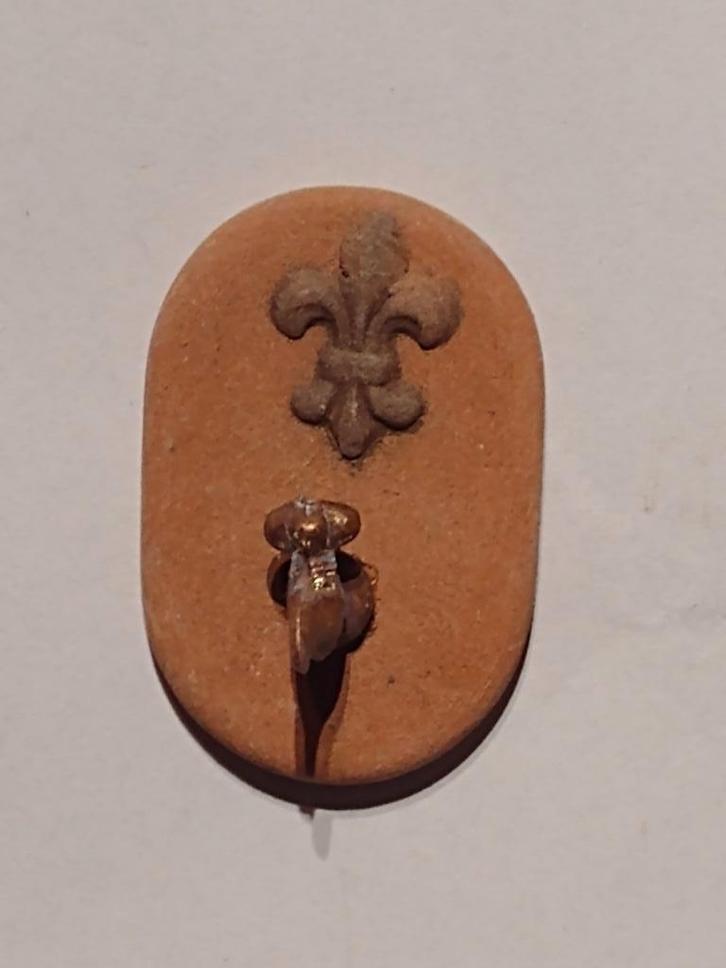 buitenkraan keramiek achterplaat met fleur de lys ornament, Verzamelen, Poppenhuizen en Toebehoren, Nieuw, Sanitair, Ophalen