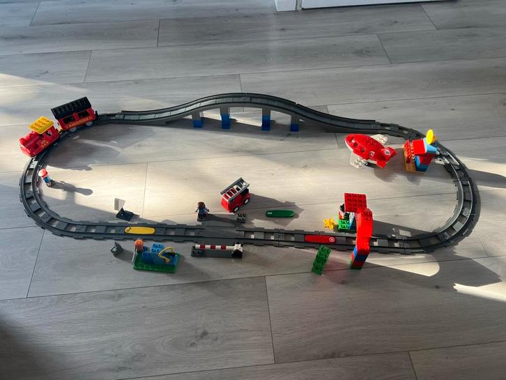 Duplo treinbaan met vliegveld en brandweerauto, Kinderen en Baby's, Speelgoed | Duplo en Lego, Zo goed als nieuw, Duplo, Ophalen of Verzenden