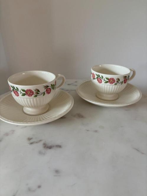 Set van 2 Wedgwood kop en schotels met rozenmotief, Antiek en Kunst, Antiek | Servies los, Ophalen of Verzenden