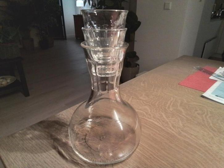 WIJN/WATERKARAF MET VIER GLAASJES - ROYAL VBK, Verzamelen, Glas en Borrelglaasjes, Zo goed als nieuw, Overige typen, Ophalen of Verzenden