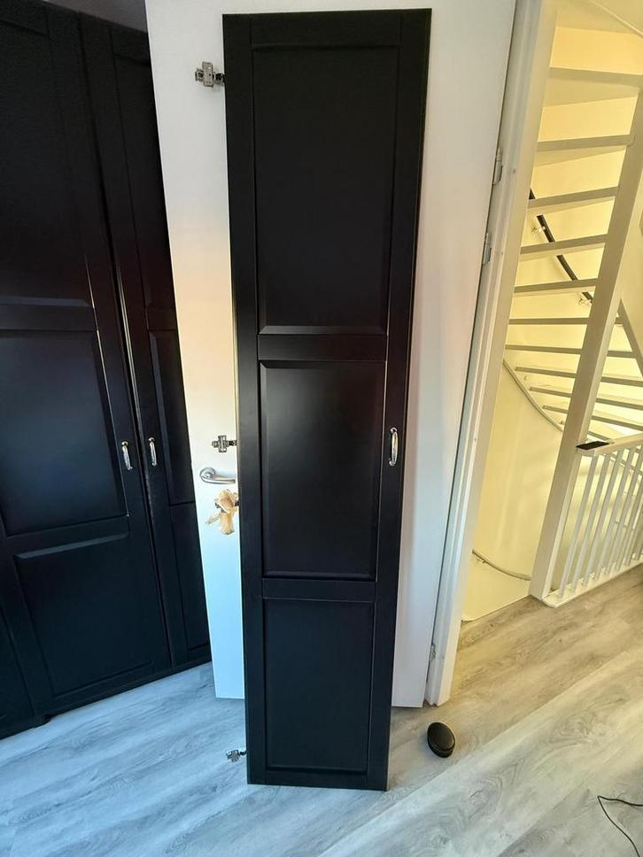 Ikea Tyssedal zwart 229 cm hoog en 50 cm breed, Huis en Inrichting, Kasten | Lockerkasten, Zo goed als nieuw, Ophalen