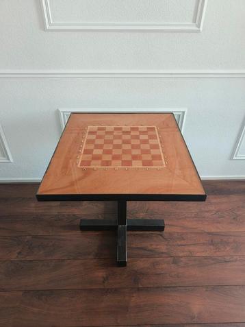Handgemaakte schaaktafel beschikbaar voor biedingen