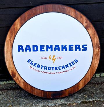 Firma Rademakers heeft een eigen tafelblad met logo beschikbaar voor biedingen