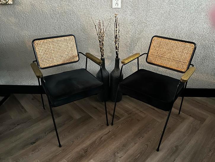 2 Webbing Stoelen met Velvet zwarte Kussens houten leuningen, Huis en Inrichting, Fauteuils, Zo goed als nieuw, Metaal, 50 tot 75 cm
